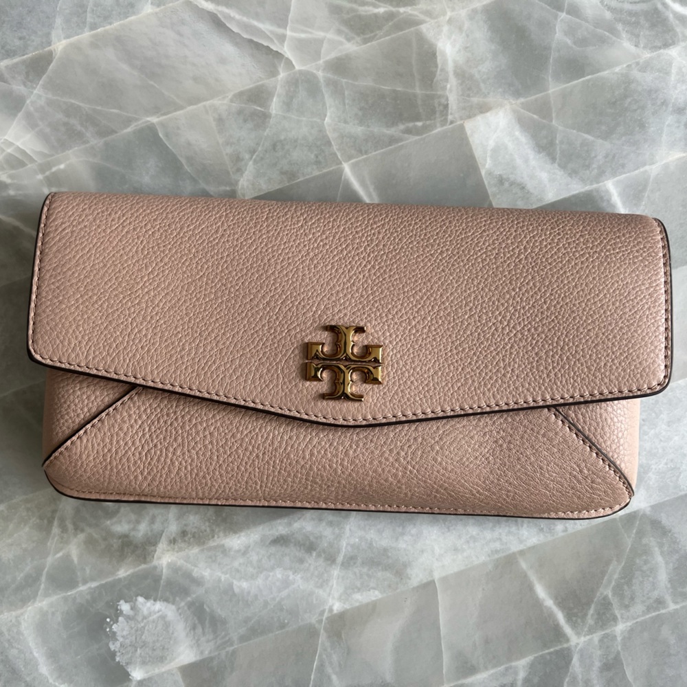 NWT Tory Burch Kira clutch in Devon Sand